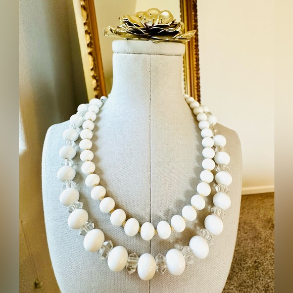 Vintage milkglass necklaces mod flower brooch - Picture 3 of 17